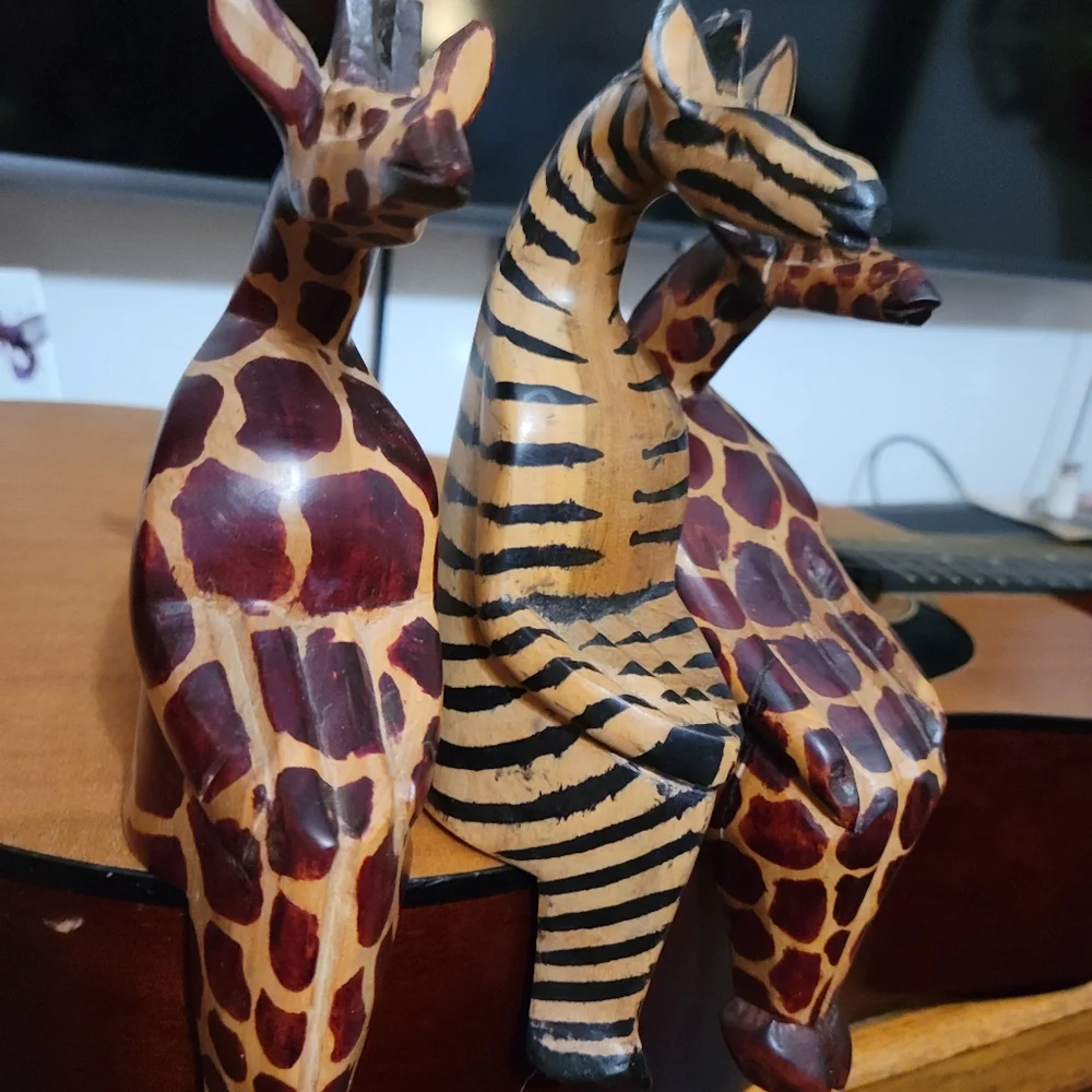 Vintage African wooden sitting animals. Set of 3 - Picture 2 of 10